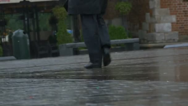 Hombre caminando por la lluvia — Vídeo de stock