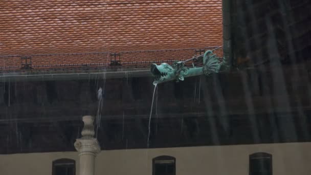 Lluvia fuerte en el castillo — Vídeos de Stock