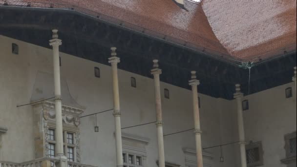 Llueve en el castillo de Wavel — Vídeo de stock