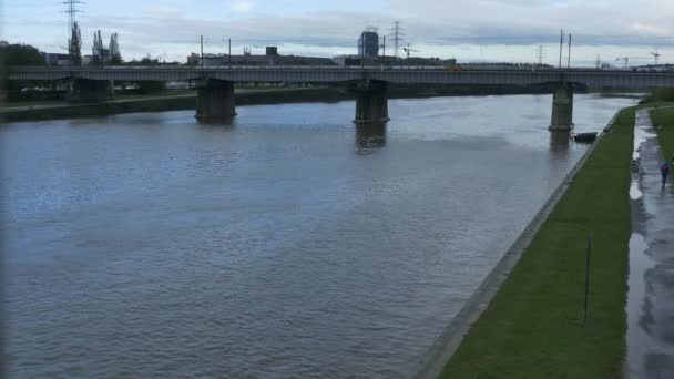 Rivier Vistula brug in Krakau — Stockvideo