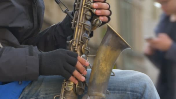 Hombre jugando Sax en la calle — Vídeo de stock