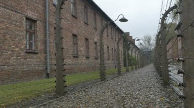 Elektrikli çitler Auschwitz kampında