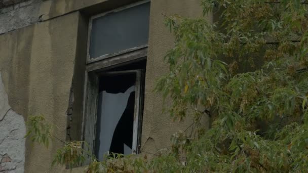 Разбитое окно в заброшенном доме — стоковое видео