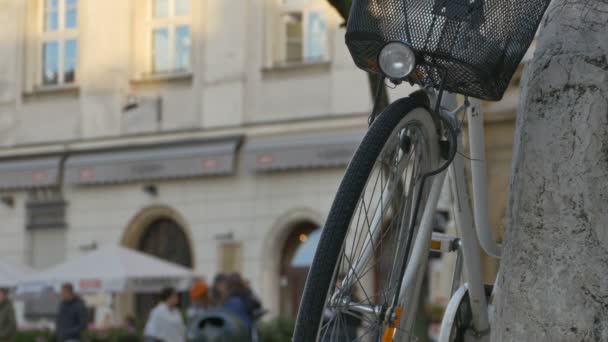 Bicicleta estacionada y multitud — Vídeo de stock