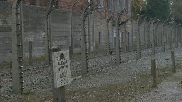 Nazi kampı tabelada elektrikli çit — Stok video