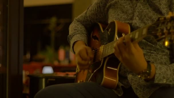 Guitarrista nocturno al aire libre — Vídeos de Stock