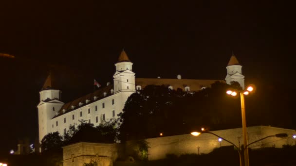 Castillo de Bratislava por la noche — Vídeo de stock