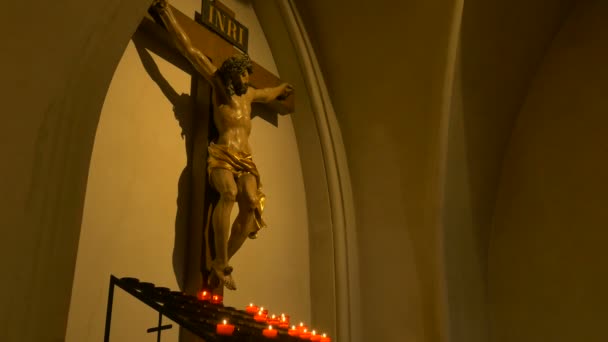 Jesucristo crucifijo y velas — Vídeo de stock