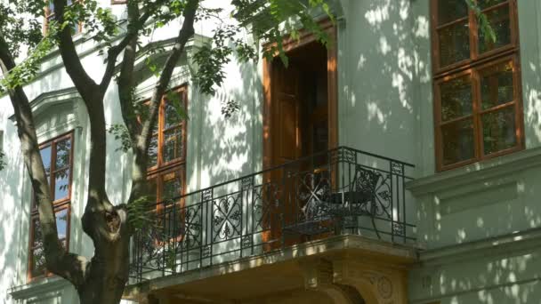 Тени и красивый балкон — стоковое видео