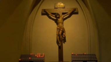 İsa heykeli ve mumlar