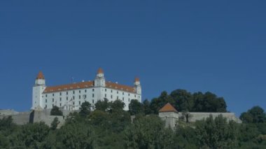 Bratislava Castle mavi gökyüzü görünümü üzerinde