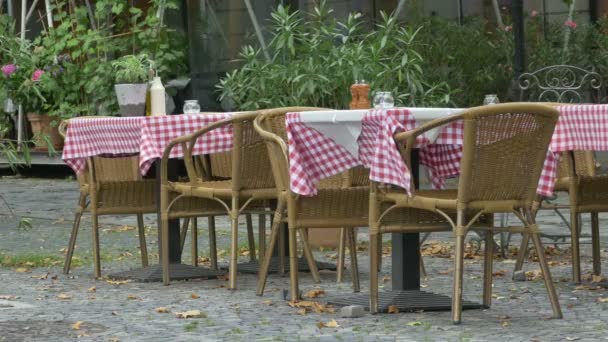 Столы для открытого ресторана — стоковое видео