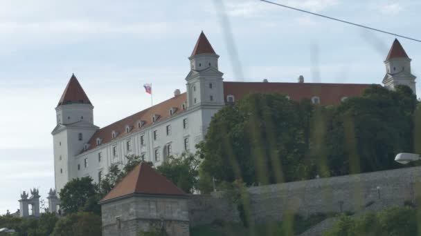 Marken utsikt över Bratislavas slott — Stockvideo