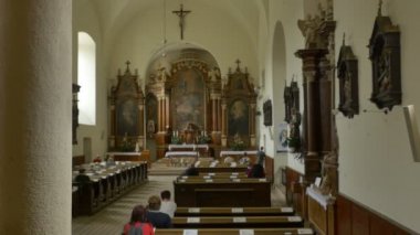Banklar kilisede insanlarda