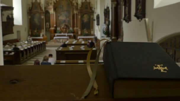 Людей допомогти католицьких проповідь — стокове відео