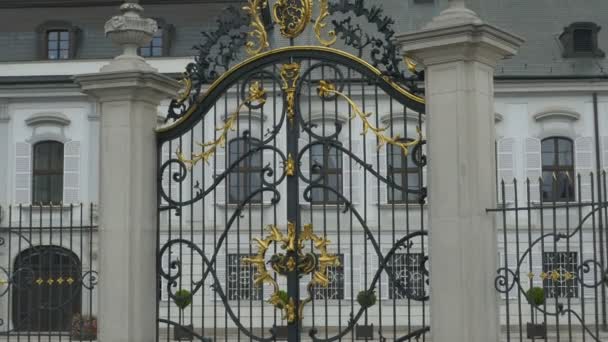 Vergulde Gate Grassalkovich Palace — Stockvideo