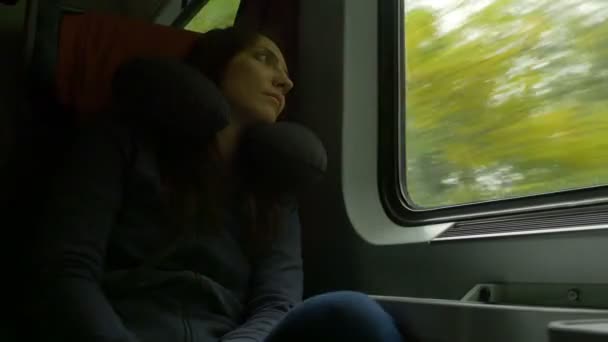 Kobieta jazda pociągiem — Wideo stockowe