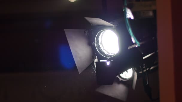 Lichtprojektor im Theater — Stockvideo