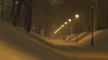 Gece kar yağışı sokak