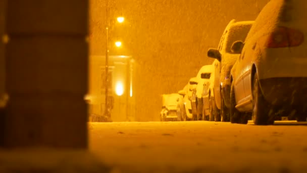 Calle de noche nevando — Vídeos de Stock