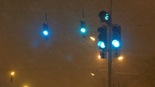 Nacht verkeerslichten dikke sneeuwt — Stockvideo