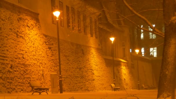 Noční sněžení ve starém městě — Stock video