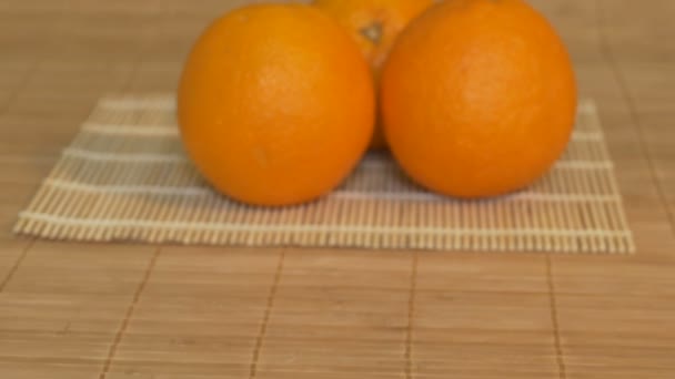 Naranjas sobre la mesa en la cocina — Vídeos de Stock