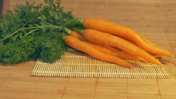 Zanahorias frescas sobre la mesa — Vídeo de stock