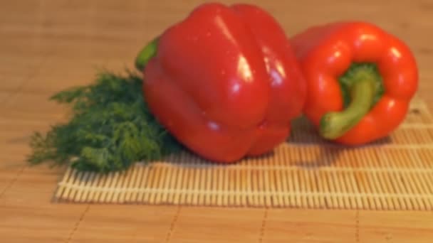 Färsk paprika på bordet — Stockvideo