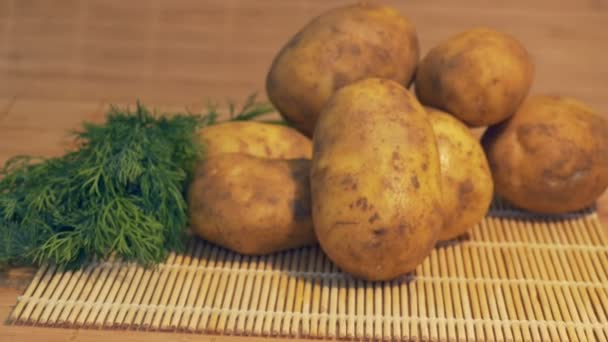 Patatas frescas en la mesa — Vídeos de Stock