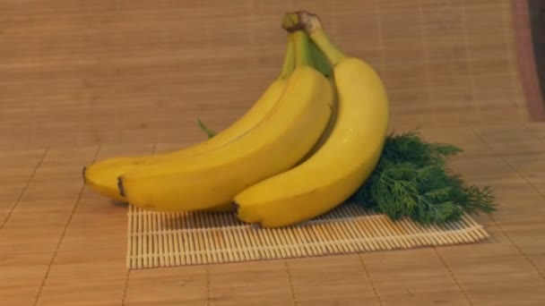 Bananen in de keuken — Stockvideo