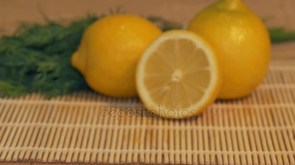 Свежие лимоны на столе — стоковое видео