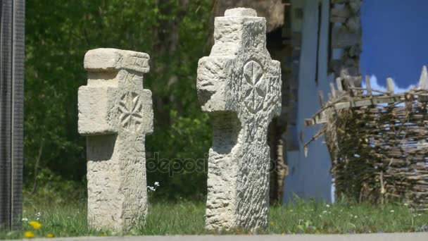 Oude christelijke stenen kruis — Stockvideo
