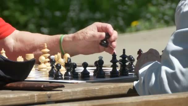 Manos moviendo piezas de ajedrez — Vídeo de stock