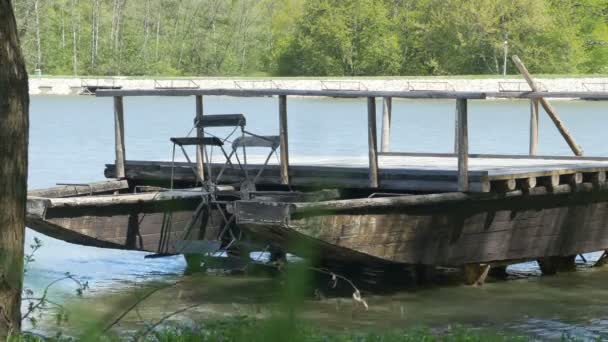 Oude houten Ferry boot — Stockvideo