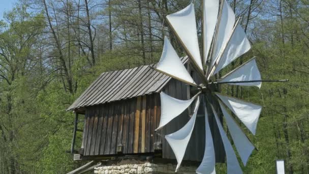 Molino de viento antiguo de madera — Vídeos de Stock