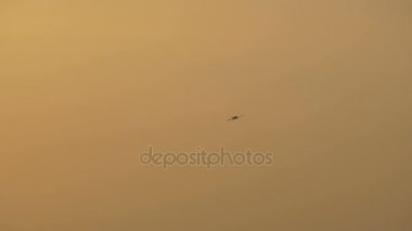 gün batımında uçağı