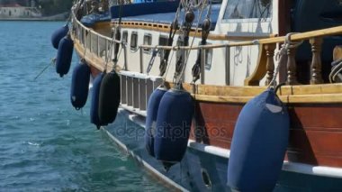 Ahşap yat yan görünüm