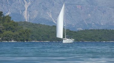 Kıyıları yelken yat