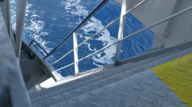 Büyük gemi güverte merdivende