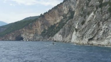 Yunanistan kayalık deniz kıyısında