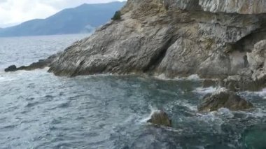 Dalgalar tarafından yıkanmış uçurum mağara