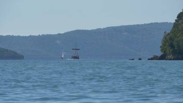 Yacht et bateau près des îles Grecques — Video