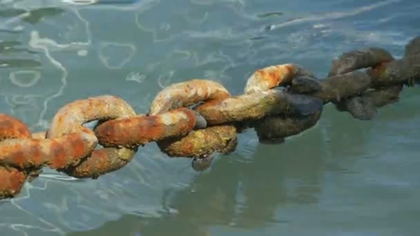 Ржавая большая цепь на воде — стоковое видео