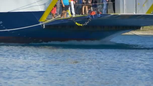 Ferry-boat grande de passagem — Vídeo de Stock