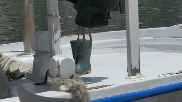 Stivali di gomma sulla barca da pesca — Video Stock