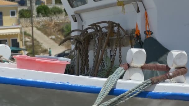 Âncoras enferrujadas em barcos de pesca — Vídeo de Stock