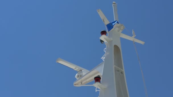 Mast mit Licht und Navigationsgeräten — Stockvideo