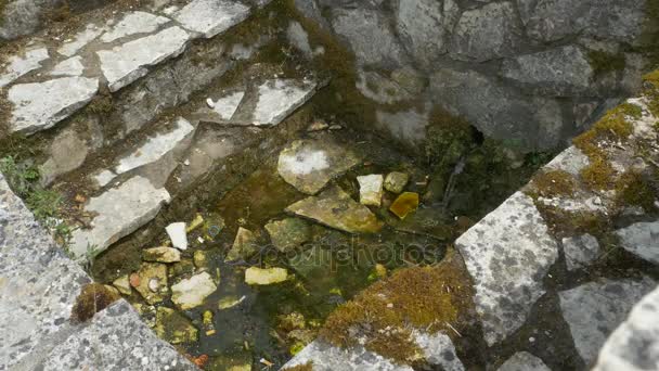 Fuente de agua construida en piedra — Vídeos de Stock