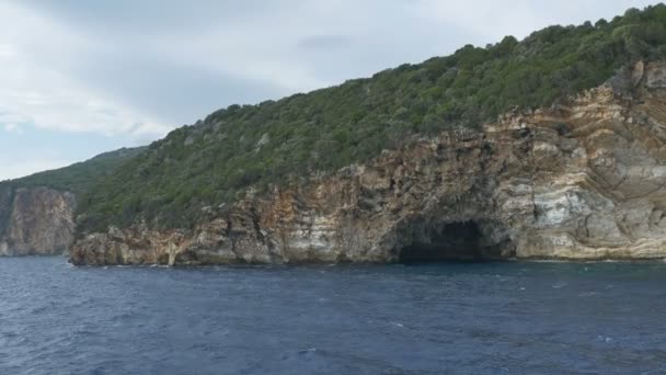 Deniz kıyısı boyunca mağaralar — Stok video